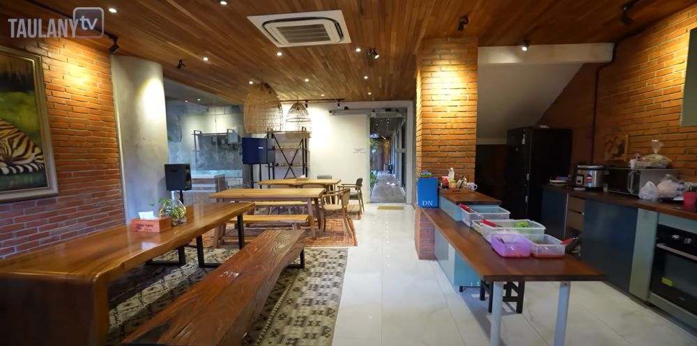 9 Potret dapur kantor Baim Wong ini berdinding bata, dibangun di atas tanah seluas 1 hektar