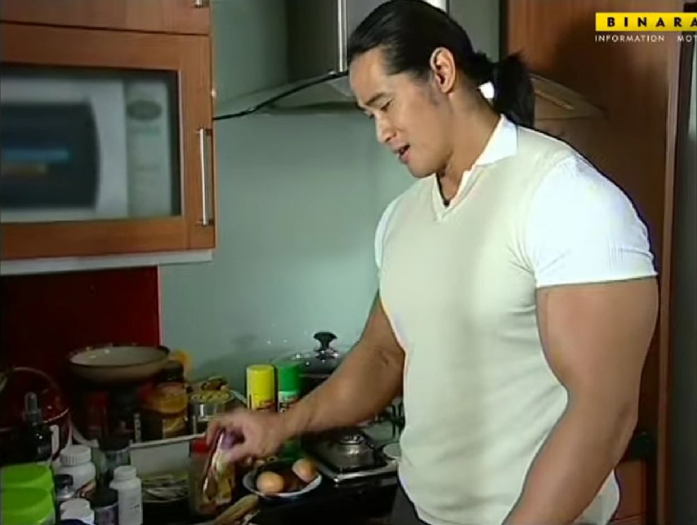 Punya otot kekar ternyata jago masak, intip 9 potret dapur mungil Ade Rai, perabotannya lengkap pol
