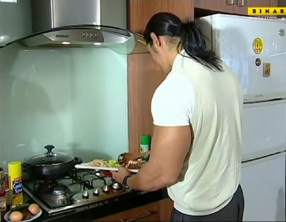Punya otot kekar ternyata jago masak, intip 9 potret dapur mungil Ade Rai, perabotannya lengkap pol