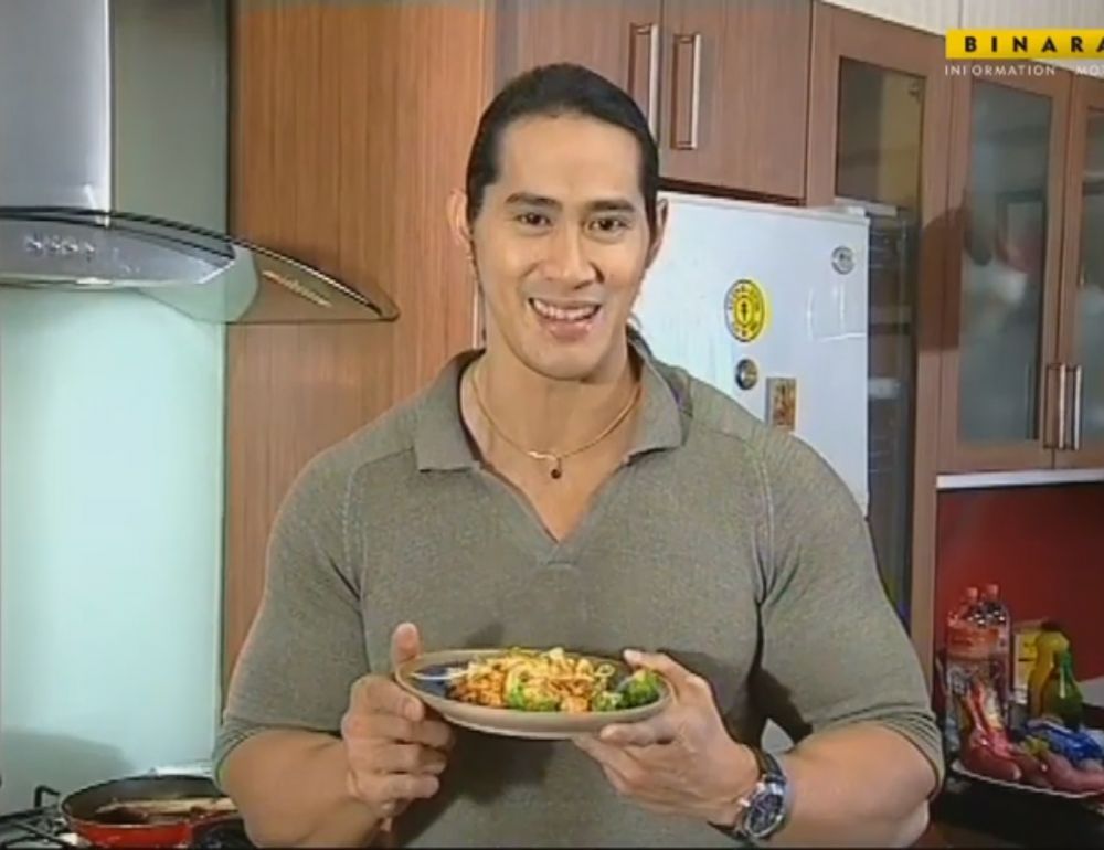 Punya otot kekar ternyata jago masak, intip 9 potret dapur mungil Ade Rai, perabotannya lengkap pol