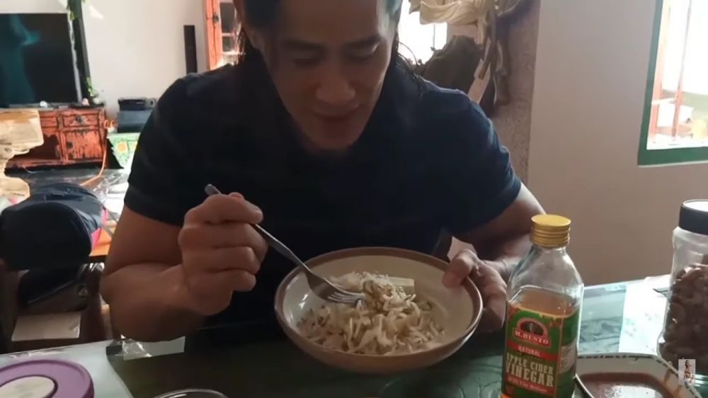 Punya otot kekar ternyata jago masak, intip 9 potret dapur mungil Ade Rai, perabotannya lengkap pol