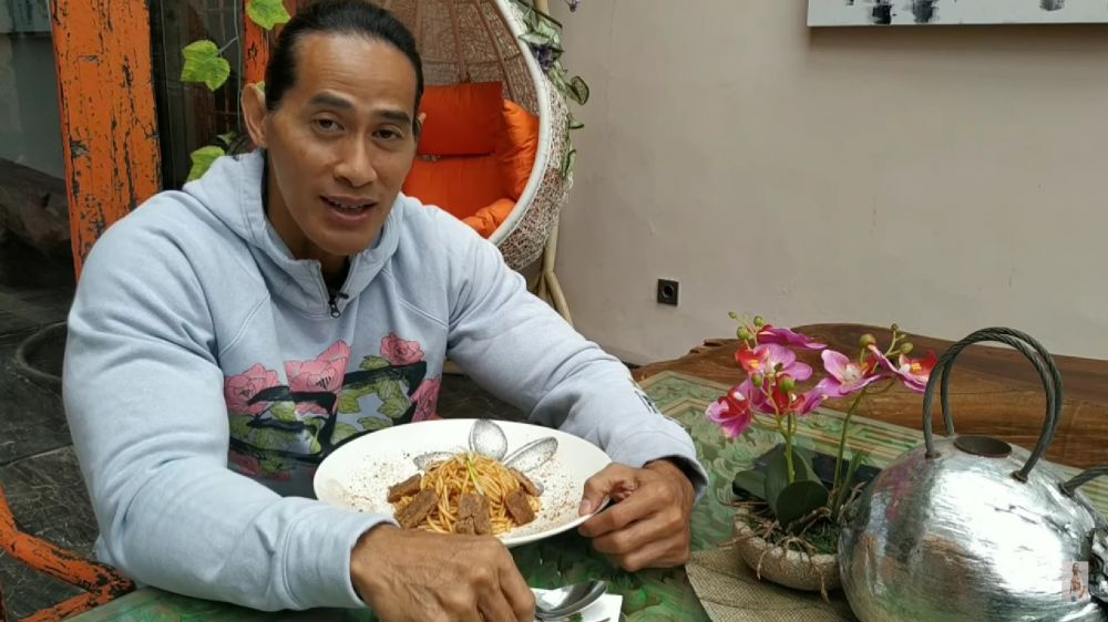 Punya otot kekar ternyata jago masak, intip 9 potret dapur mungil Ade Rai, perabotannya lengkap pol