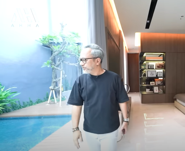 Punya hunian bergaya tropis seharga Rp 24 M, intip 11 potret kamar tidur Mona Ratuliu