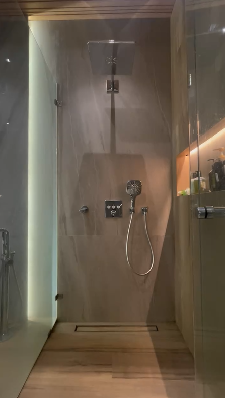 Punya hunian bergaya tropis seharga Rp 24 M, intip 11 potret kamar tidur Mona Ratuliu