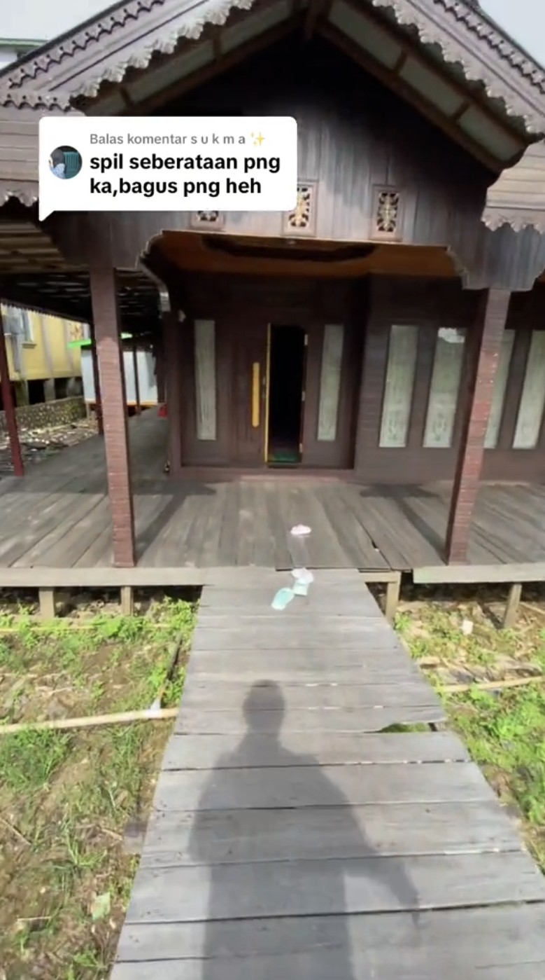 Dari luar tampak sederhana, 9 potret rumah panggung di tengah empang ini dalamnya di luar dugaan