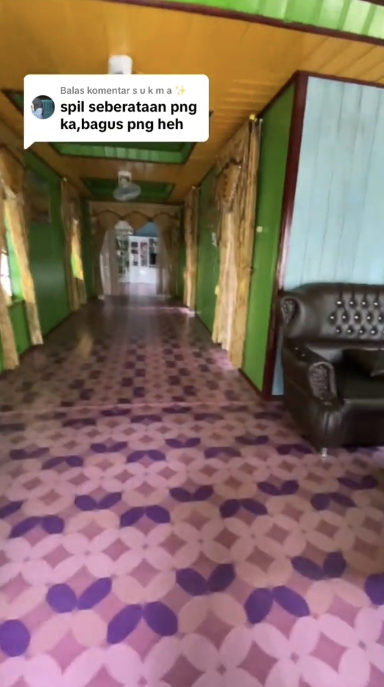 Dari luar tampak sederhana, 9 potret rumah panggung di tengah empang ini dalamnya di luar dugaan