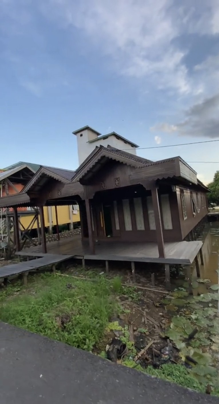 Dari luar tampak sederhana, 9 potret rumah panggung di tengah empang ini dalamnya di luar dugaan