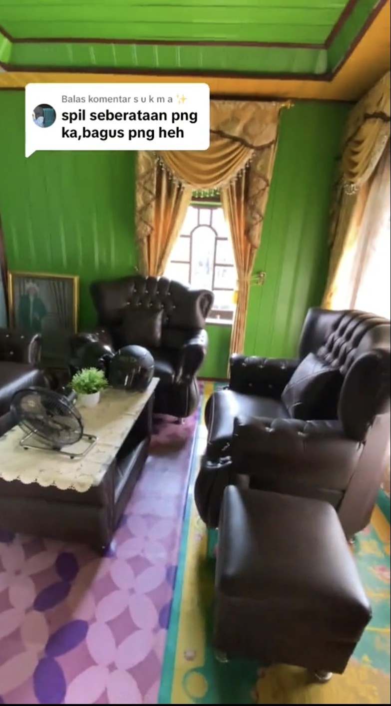 Dari luar tampak sederhana, 9 potret rumah panggung di tengah empang ini dalamnya di luar dugaan