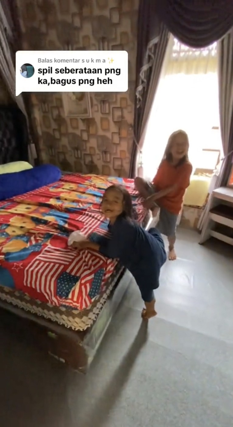 Dari luar tampak sederhana, 9 potret rumah panggung di tengah empang ini dalamnya di luar dugaan