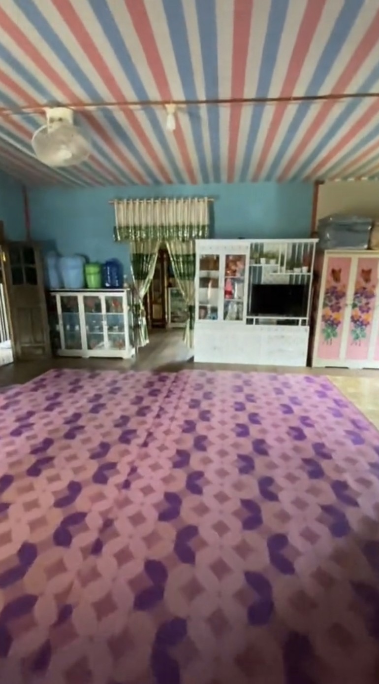 Dari luar tampak sederhana, 9 potret rumah panggung di tengah empang ini dalamnya di luar dugaan