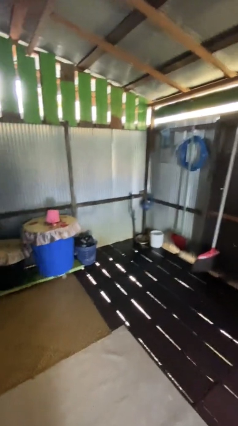 Dari luar tampak sederhana, 9 potret rumah panggung di tengah empang ini dalamnya di luar dugaan