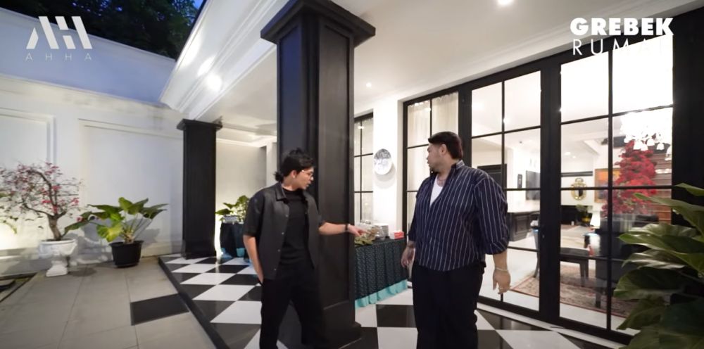 Rumahnya mewah berdiri di samping gang, 11 potret kolam renang Ivan Gunawan ini bak hotel berbintang