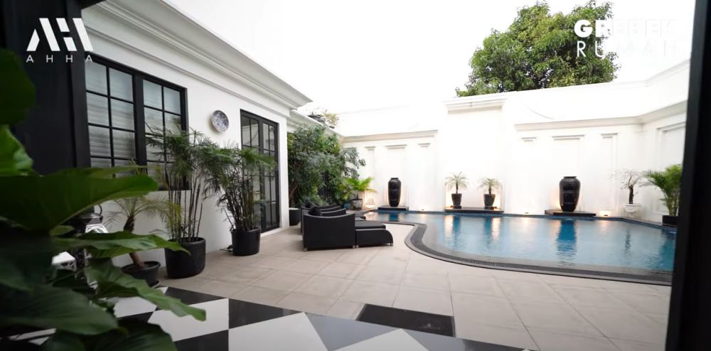 Rumahnya mewah berdiri di samping gang, 11 potret kolam renang Ivan Gunawan ini bak hotel berbintang