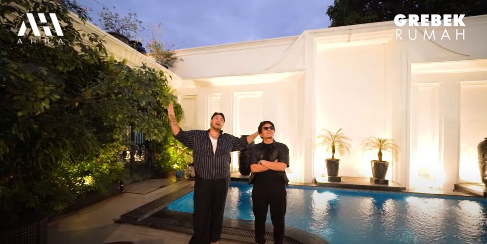 Rumahnya mewah berdiri di samping gang, 11 potret kolam renang Ivan Gunawan ini bak hotel berbintang