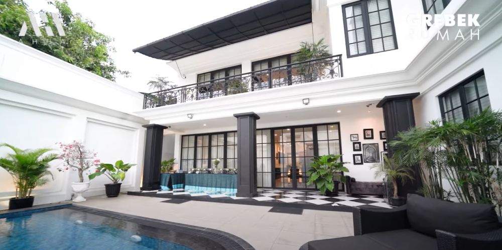 Rumahnya mewah berdiri di samping gang, 11 potret kolam renang Ivan Gunawan ini bak hotel berbintang