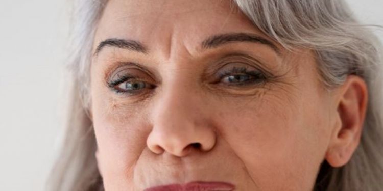 Cara pudarkan kerutan di samping mata agar kembali halus pakai 1 jenis buah, nggak perlu minyak zaitun