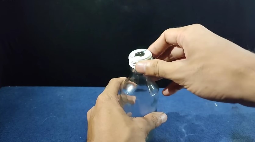 Trik pria bikin lilin dari botol bekas dan campuran air sabun, ide kreatifnya layak diacungi jempol