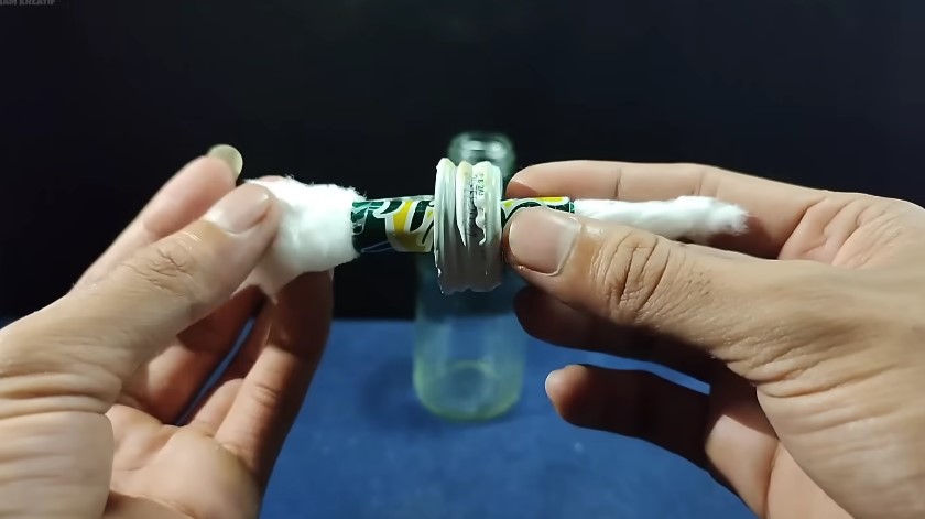 Trik pria bikin lilin dari botol bekas dan campuran air sabun, ide kreatifnya layak diacungi jempol