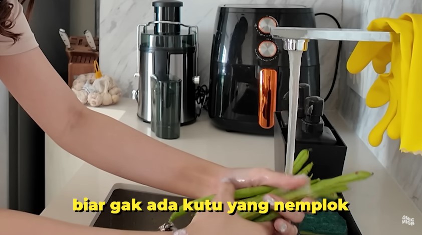 Mulai belajar masak usai menikah, 9 potret dapur Nita Vior meski mungil perabotannya modern