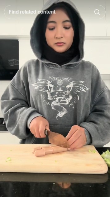 Sukses jadi artis kini Arafah Rianti beli rumah cash Rp 4 M, 9 potret dapurnya minimalis serba putih