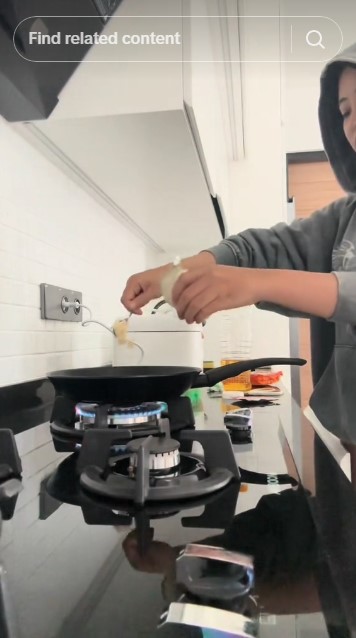 Sukses jadi artis kini Arafah Rianti beli rumah cash Rp 4 M, 9 potret dapurnya minimalis serba putih