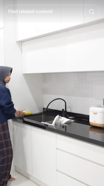 Sukses jadi artis kini Arafah Rianti beli rumah cash Rp 4 M, 9 potret dapurnya minimalis serba putih