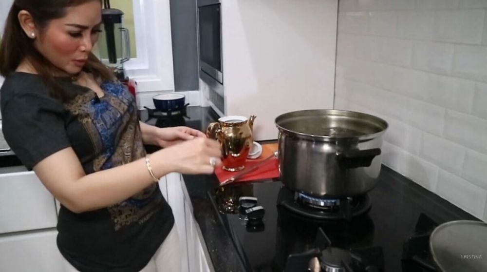 Rumahnya mewah bernuansa klasik, intip 9 potret dapur Kristina serba putih penataannya ciamik