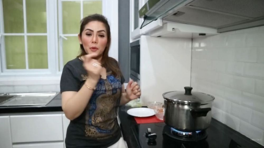 Rumahnya mewah bernuansa klasik, intip 9 potret dapur Kristina serba putih penataannya ciamik