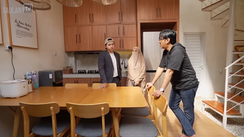 Estetik bak di kafe terinspirasi Pinterest, intip 9 potret dapur Ustaz Dennis Lim