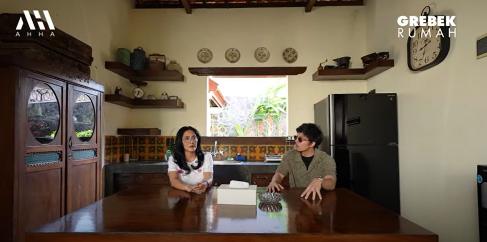 Dihuni sejak 90-an, 11 potret dapur di rumah Rieke Diah Pitaloka ini punya dua konsep unik