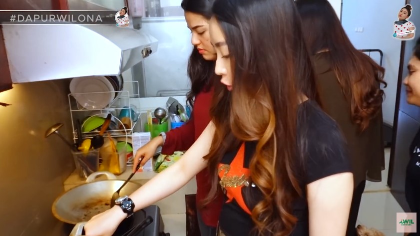 Punya dapur kecil penuh barang tapi tak sumpek, intip 11 potret tempat masak Susan Sameh