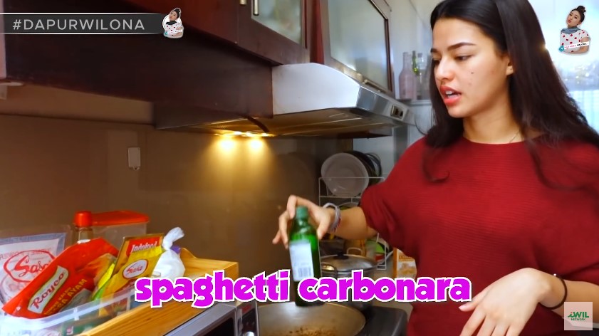 Punya dapur kecil penuh barang tapi tak sumpek, intip 11 potret tempat masak Susan Sameh