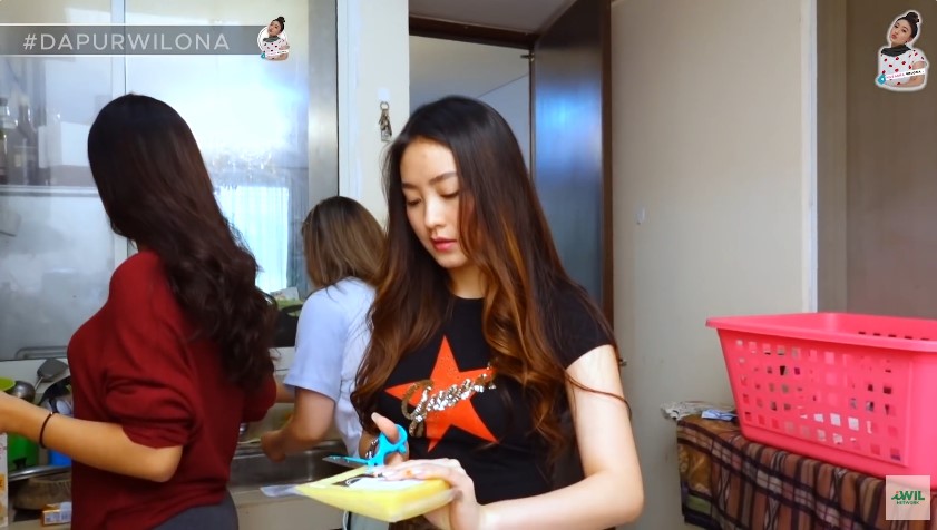 Punya dapur kecil penuh barang tapi tak sumpek, intip 11 potret tempat masak Susan Sameh