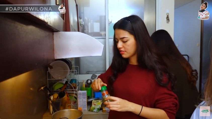 Punya dapur kecil penuh barang tapi tak sumpek, intip 11 potret tempat masak Susan Sameh