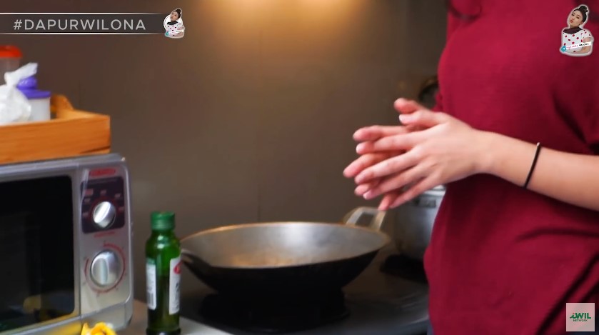 Punya dapur kecil penuh barang tapi tak sumpek, intip 11 potret tempat masak Susan Sameh