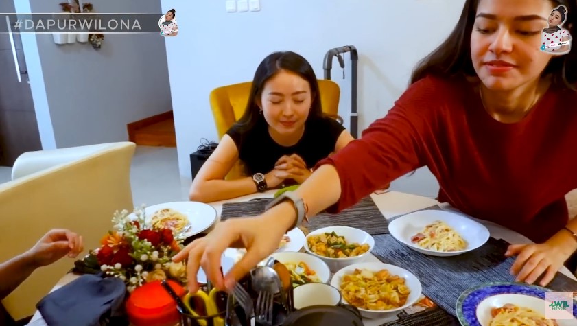 Punya dapur kecil penuh barang tapi tak sumpek, intip 11 potret tempat masak Susan Sameh