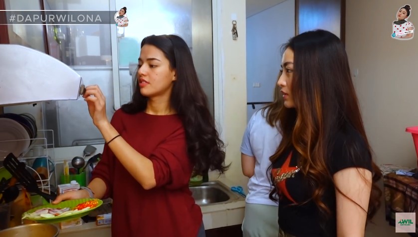 Punya dapur kecil penuh barang tapi tak sumpek, intip 11 potret tempat masak Susan Sameh