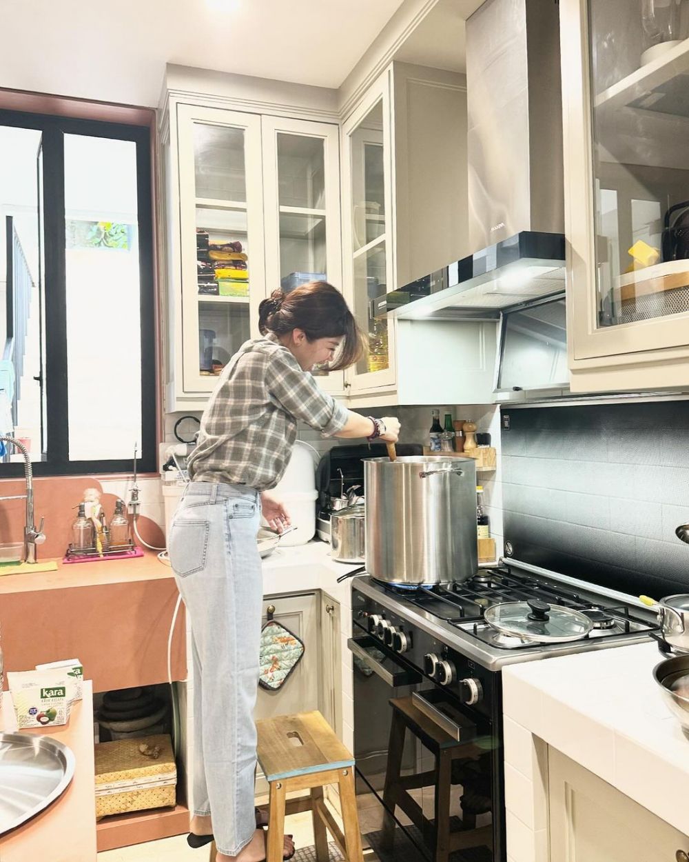 Tiap sudut dimanfaatkan, 11 potret dapur kotor Agatha Suci Indonesian Idol ini penuh perabotan