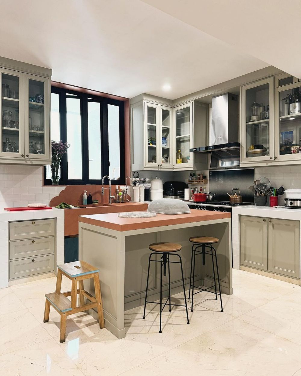 Tiap sudut dimanfaatkan, 11 potret dapur kotor Agatha Suci Indonesian Idol ini penuh perabotan