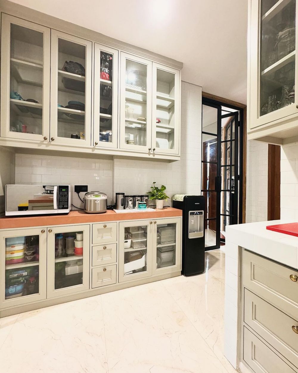 Tiap sudut dimanfaatkan, 11 potret dapur kotor Agatha Suci Indonesian Idol ini penuh perabotan