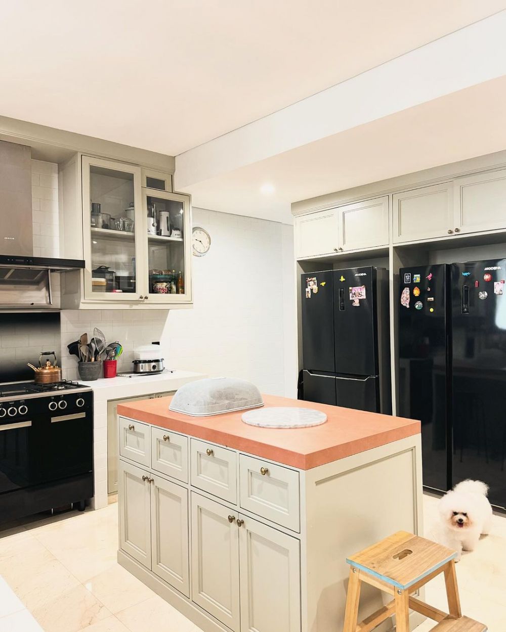 Tiap sudut dimanfaatkan, 11 potret dapur kotor Agatha Suci Indonesian Idol ini penuh perabotan