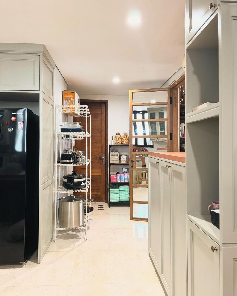 Tiap sudut dimanfaatkan, 11 potret dapur kotor Agatha Suci Indonesian Idol ini penuh perabotan