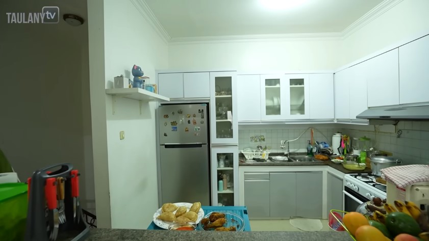 Simpel dilengkapi mini bar, intip 9 potret dapur dokter Boyke di rumah bergaya klasik