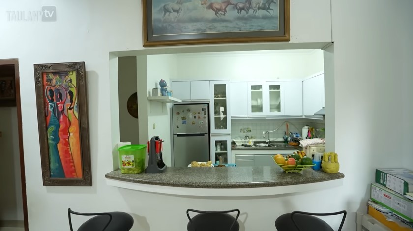 Simpel dilengkapi mini bar, intip 9 potret dapur dokter Boyke di rumah bergaya klasik