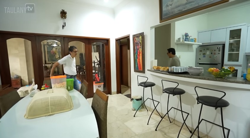 Simpel dilengkapi mini bar, intip 9 potret dapur dokter Boyke di rumah bergaya klasik