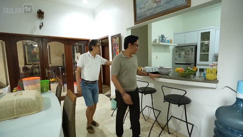 Simpel dilengkapi mini bar, intip 9 potret dapur dokter Boyke di rumah bergaya klasik