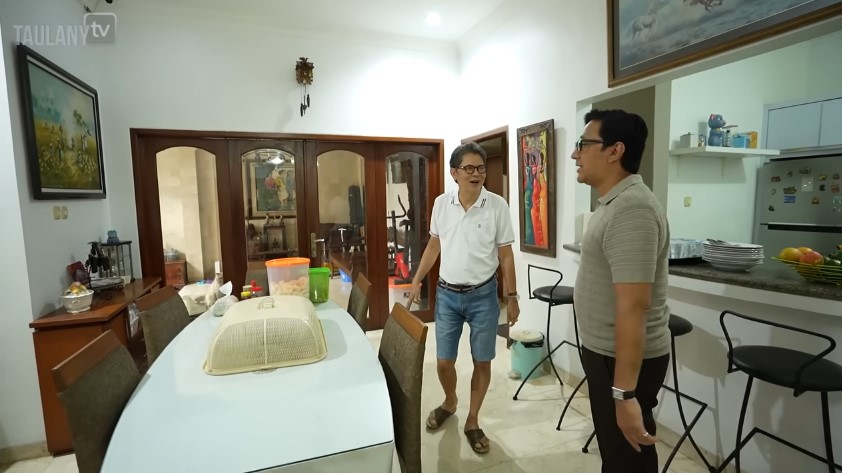 Simpel dilengkapi mini bar, intip 9 potret dapur dokter Boyke di rumah bergaya klasik