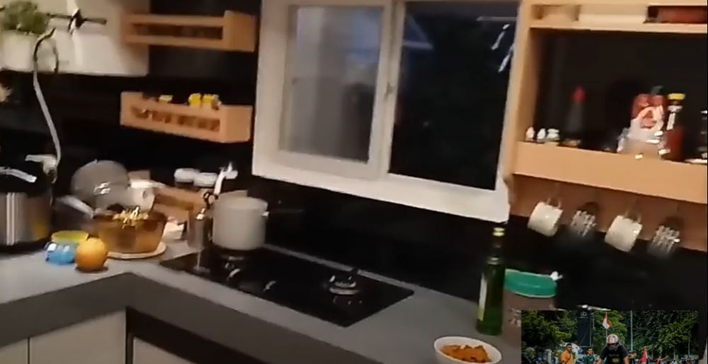 Penuh barang tapi tetap rapi tak sumpek, 9 potret dapur Virgoun ini jauh dari kata mewah