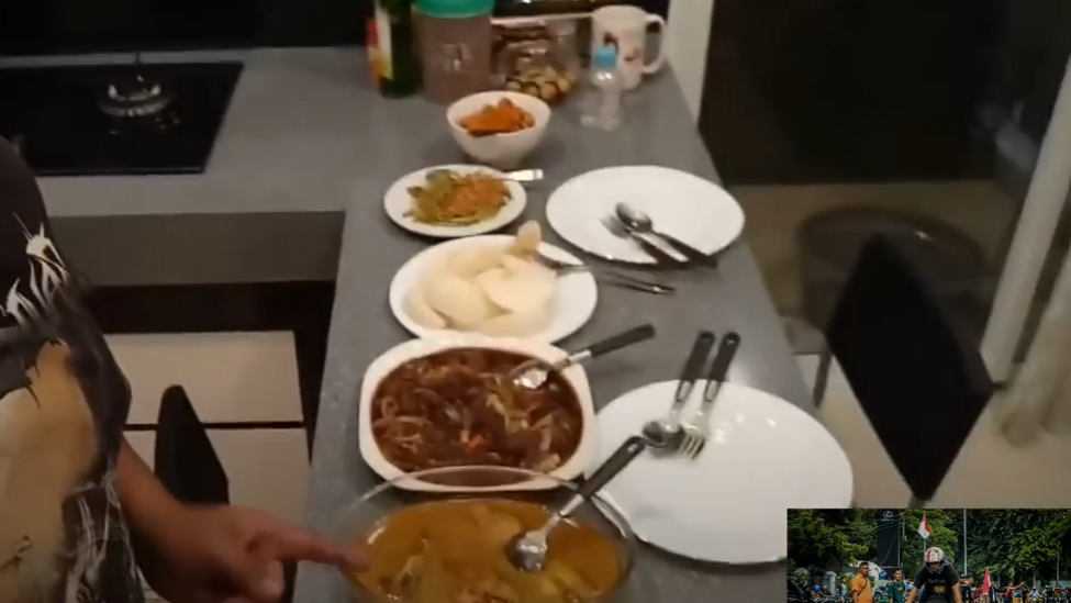 Penuh barang tapi tetap rapi tak sumpek, 9 potret dapur Virgoun ini jauh dari kata mewah