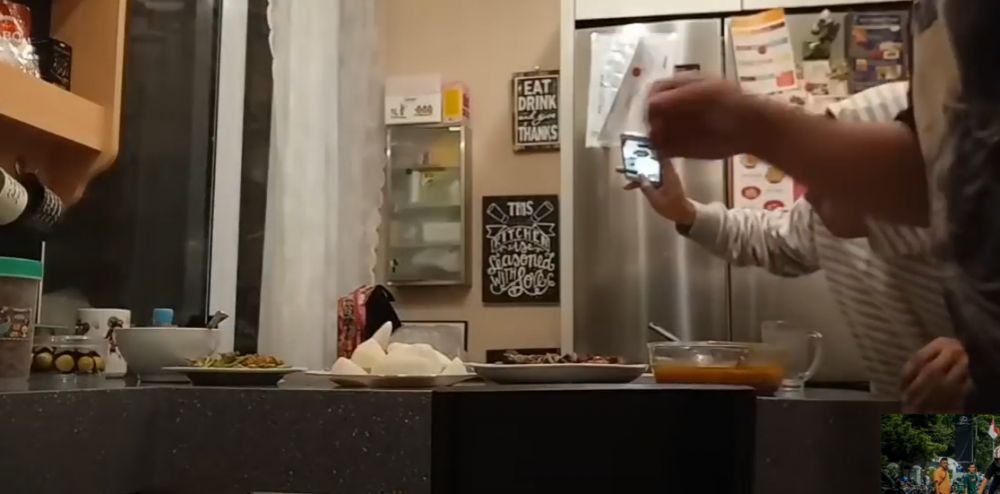 Penuh barang tapi tetap rapi tak sumpek, 9 potret dapur Virgoun ini jauh dari kata mewah